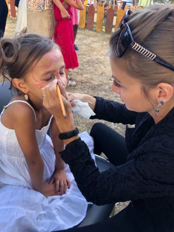 Maquillage et sculpture ballon pour les enfants à la Folle Soirée